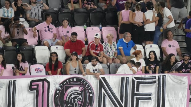 Fans extienden manta para Leo Messi en partido ante Atlanta United.