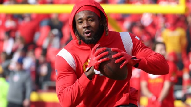 KANSAS CITY, MO - JANUARY 01: Kansas City Chiefs running back Ronald Jones (2) runs with the ball before an AFC West game between the Denver Broncos and Kansas City Chiefs on January 1, 2023 at GEHA Field at.Arrowhead Stadium in Kansas City, MO. (Photo by Scott Winters/Icon Sportswire) NFL, American Football Herren, USA JAN 01 Broncos at Chiefs Icon2301010165