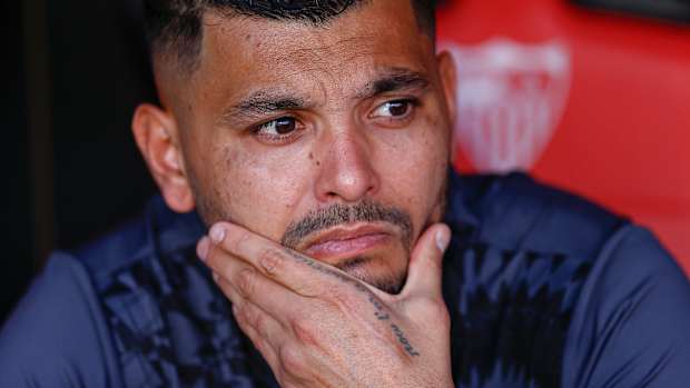 Tecatito Corona con cara de preocupación