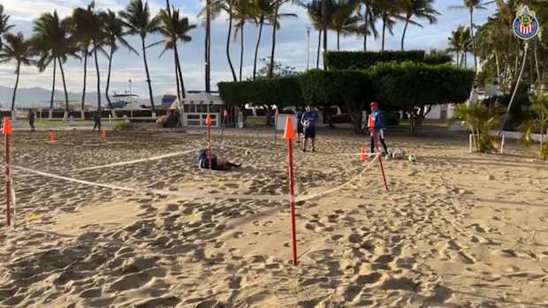 Chivas Women's impressive goalkeeping training on the beach
