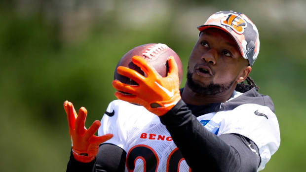 Cincinnati Bengals running back Joe Mixon (28) makes a one handed catch during Cincinnati Bengals spring practice in Cincinnati on Tuesday, May 24, 2022. Cincinnati Bengals Spring Camp