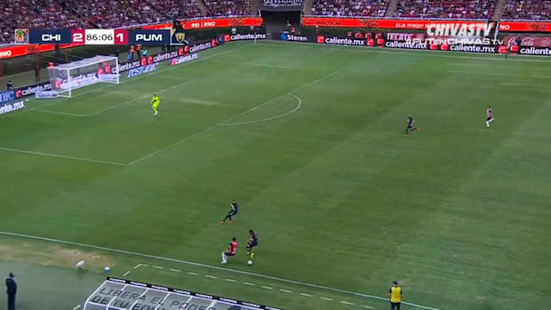 Macías finishes off perfect Chivas counter attack