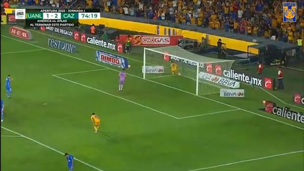 Horrendous mistake from Cruz Azul goalkeeper against Tigres