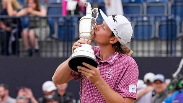 Cameron Smith kisses the Claret Jug