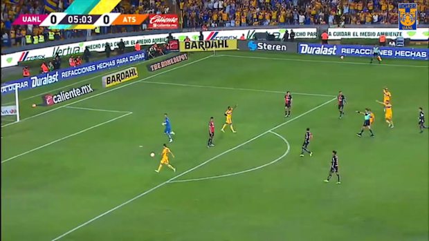 Bizarre handball outside the penalty box from Atlas' goalkeeper