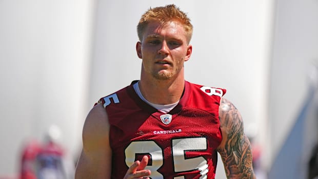 Cardinals tight end Trey McBride (85) warms up during camp at the Tempe Training facility. Nfl Cardinals Mandatory Camp At Arizona Cardinals