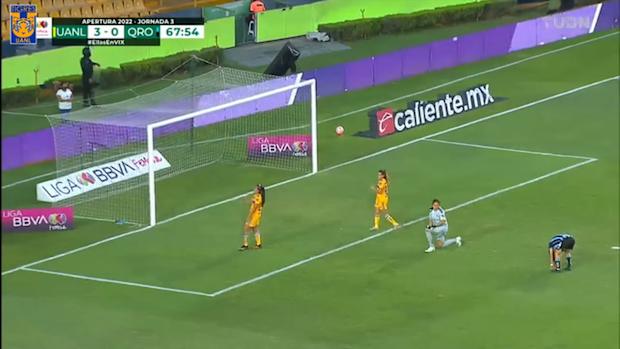 Cecilia Santiago's huge one on one save against Querétaro