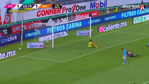 Ozziel Herrera scores from outside the box vs Querétaro