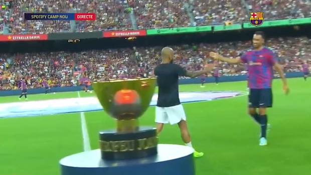 Dani Alves received his goodbye homage
