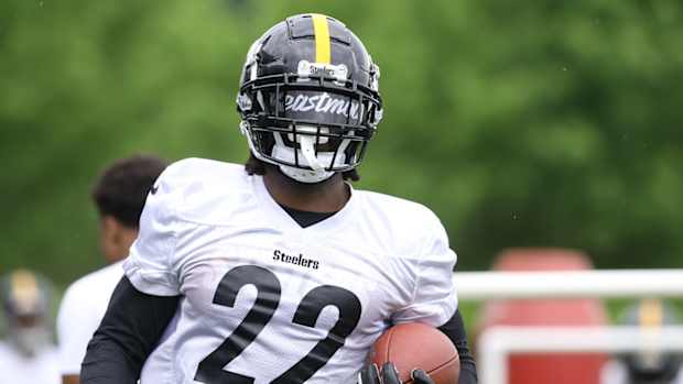 May 26, 2022; Pittsburgh, PA, USA; Pittsburgh Steelers running back Najee Harris (22) participates in organized team activities at UPMC Rooney Sports Complex.