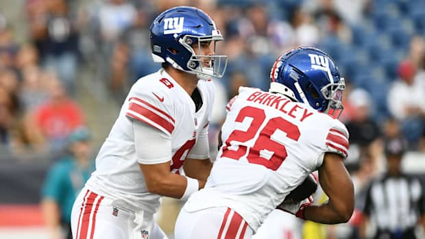 Saquon Barkley receives a handoff from Daniel Jones.