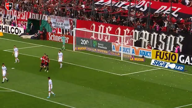 Incredible bicycle kick goal from outside the box scored by Newell's captain