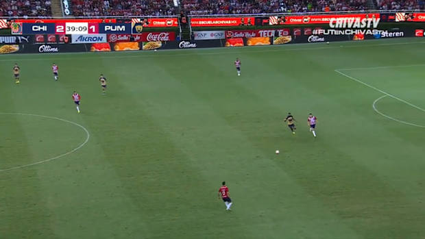Chivas' spectacular team goal with three backheel passes against Pumas