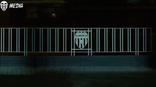 Valencia announce Cavani signing