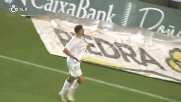 Cheeky dribble and finish in the Spanish Third Division