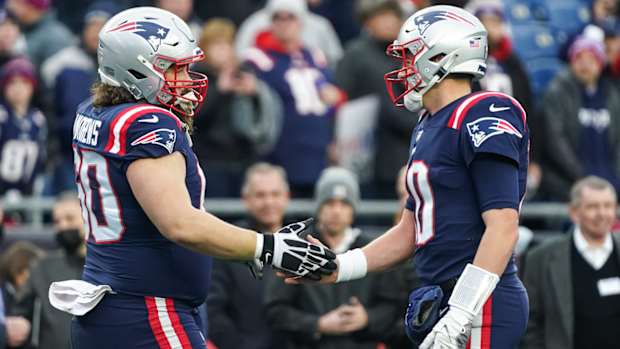 Patriots David Andrews (60) and Mac Jones (10)