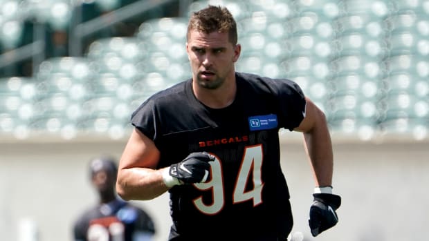 Cincinnati Bengals defensive end Sam Hubbard (94) jogs during a walk thru portion of organized team activities practice, Tuesday, June 14, 2022, at Paul Brown Stadium in Cincinnati. Cincinnati Bengals Football Practice June 14 0033