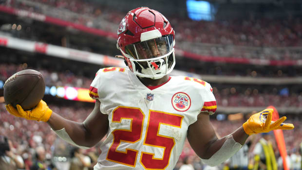 Sep 11, 2022; Glendale, Arizona, United States; Kansas City Chiefs running back Clyde Edwards-Helaire (25) shrugs as he walks into the end zone untouched for a score against the Arizona Cardinals at State Farm Stadium. Mandatory Credit: Joe Rondone-Arizona Republic