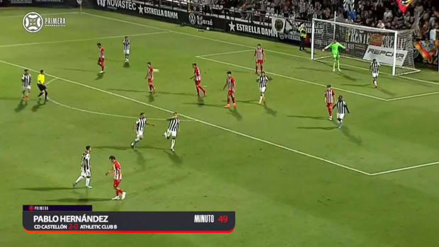 Pablo Hernández scores brilliant volley in the Spanish third tier