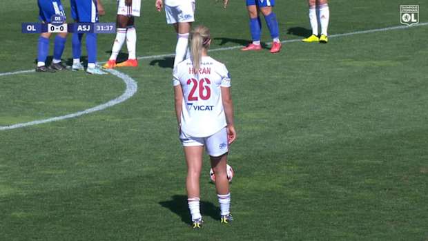 Lindsey Horan's incredible first goal with Olympique Lyonnais