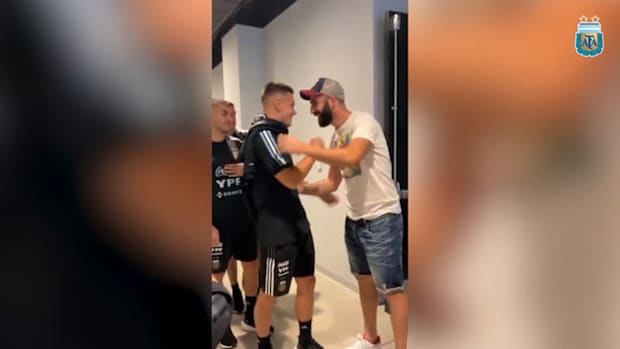 Higuaín visits Argentina training camp