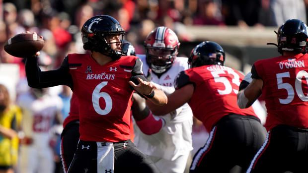 Cincinnati Bearcats quarterback Ben Bryant (6) throws in the second quarter of a college football game against the Indiana Hoosiers, Saturday, Sept. 24, 2022, at Nippert Stadium in Cincinnati. Ncaaf Indiana Hoosiers At Cincinnati Bearcats Sept 24 0252