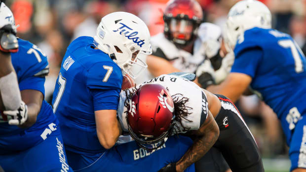 Oct 1, 2022; Tulsa, Oklahoma, USA; Cincinnati Bearcats linebacker Deshawn Pace (20) sacks Tulsa Golden Hurricane quarterback Davis Brin (7) during the first quarter at Skelly Field at H.A. Chapman Stadium. Cincinnati won 31-21. Mandatory Credit: Brett Rojo-USA TODAY Sports