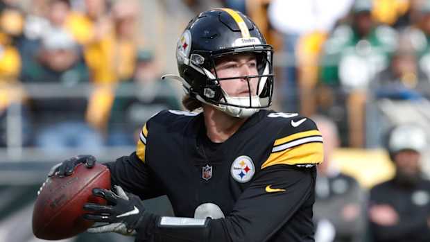Steelers quarterback Kenny Pickett sets to throw.