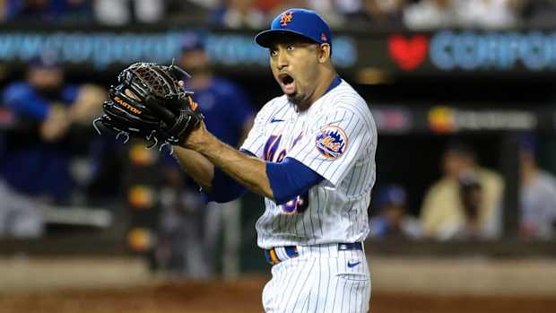 Edwin Díaz celebrates after picking up a save