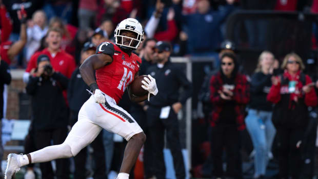 Cincinnati Bearcats running back Charles McClelland (10) looks back before scoring a touchdown to take the lead in the fourth quarter of the NCAA Football game at Nippert Stadium in Cincinnati on Saturday, Oct. 8, 2022. Cincinnati Bearcats defeated South Florida Bulls 28-24. South Florida Bulls At Cincinnati Bearcats 560