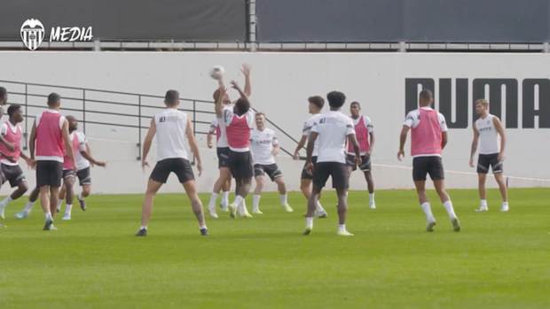 Gattuso joins Valencia players in rondo