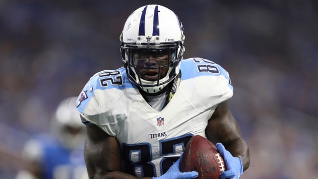 Titans tight end Delanie Walker (82) makes a touchdown reception during a game.