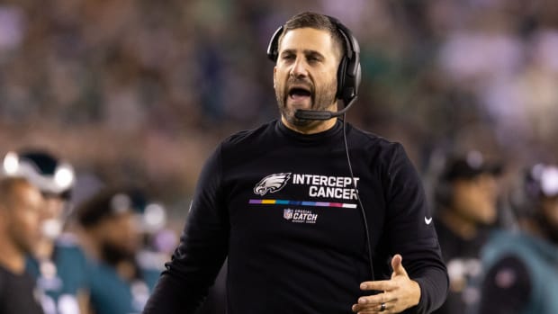 Eagles coach Nick Sirianni talks to the team while standing on the sidelines vs. the Cowboys on Oct. 16, 2022.