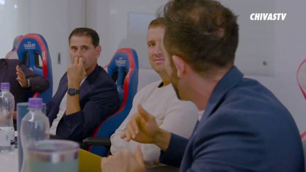 Behind the scenes: Fernando Hierro arrives at Chivas