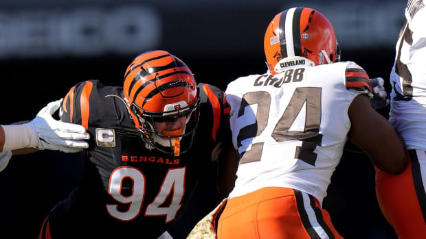 Cincinnati Bengals defensive end Sam Hubbard (94) misses a tackle on Cleveland Browns running back Nick Chubb (24) in the first quarter during a Week 9 NFL football game, Sunday, Nov. 7, 2021, at Paul Brown Stadium in Cincinnati. The Cleveland Browns lead the Cincinnati Bengals 24-10 at halftime. Cleveland Browns At Cincinnati Bengals Nov 7