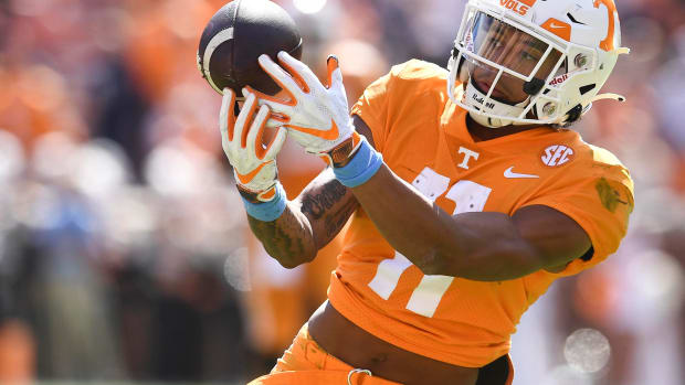 Jalin Hyatt catches a pass from Tennessee QB Hendon Hooker.