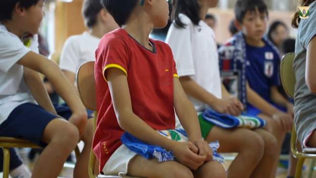 Shibasaki visits Japanese school in Madrid