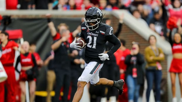 Nov 5, 2022; Cincinnati, Ohio, USA; Cincinnati Bearcats wide receiver Tyler Scott (21) runs the ball in for a touchdown against the Navy Midshipmen in the first half at Nippert Stadium. Mandatory Credit: Katie Stratman-USA TODAY Sports
