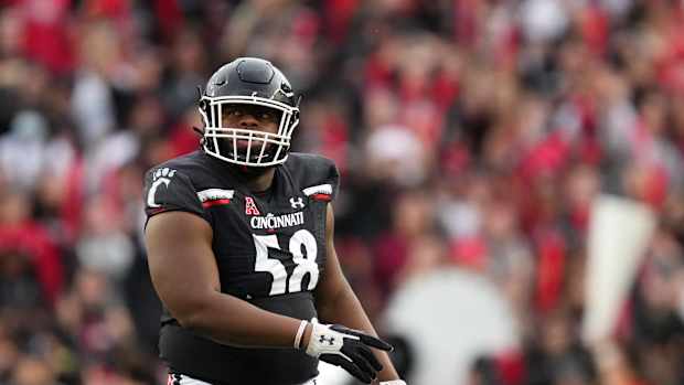 Cincinnati Bearcats defensive lineman Dontay Corleone (58) looks up at the scoreboard in the first quarter during a college football game against the Navy Midshipmen, Saturday, Nov. 5, 2022, at Nippert Stadium in Cincinnati. Ncaaf Navy Midshipmen At Cincinnati Bearcats Nov 6 0079