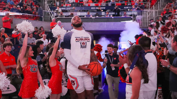 Johni Broome taking the court for the Auburn basketball opener against George Mason.