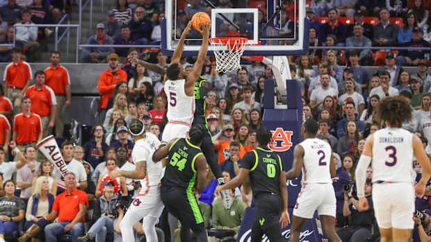 Chris Moore dunks vs South Florida for Auburn basketball.