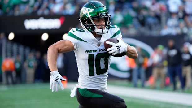 New York Jets WR Braxton Berrios runs after catch