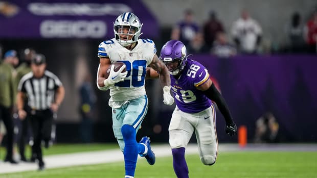 Cowboys running back Tony Pollard scores on a pass from Dak Prescott against the Vikings in Week 11.