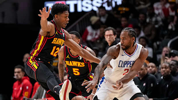 De'Andre Hunter guarding Clippers forward Kawhi Leonard