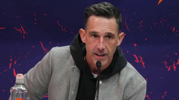 Kyle Shanahan speaks into a mic