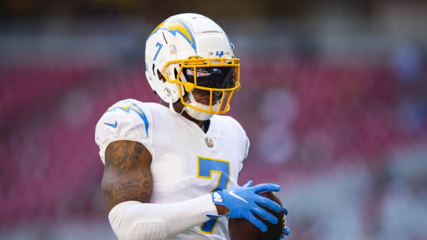 Los Angeles Chargers tight end Gerald Everett (7) against the Arizona Cardinals at State Farm Stadium.