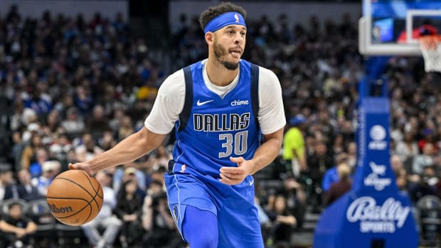 Seth Curry dribbling the ball for the Dallas Mavericks.
