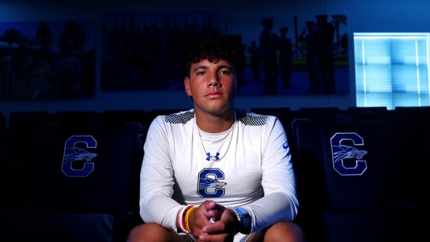 September 20, 2022; Chandler, Arizona; USA; Chandler quarterback Dylan Riaola poses for a portrait at Chandler High School. Mandatory Credit: Patrick Breen-Arizona Republic High School Football Chandler Qb Dylan Raiola Dad
