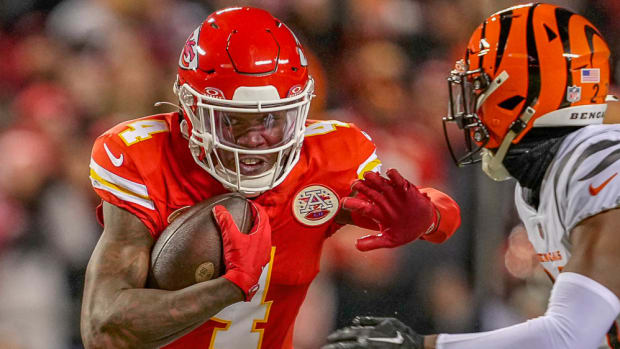 Rashee Rice takes off after catching a pass against Bengals