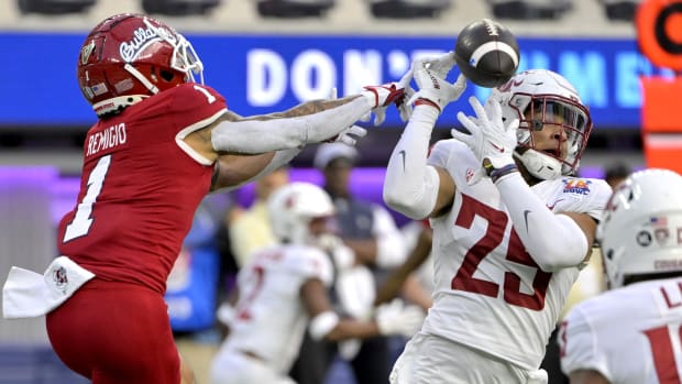 Dec 17, 2022; Inglewood, CA, USA; Washington State Cougars defensive back Jaden Hicks (25) breaks up a pass in the end zone intended for Fresno State Bulldogs wide receiver Nikko Remigio (1) at SoFi Stadium. Mandatory Credit: Jayne Kamin-Oncea-USA TODAY Sports  